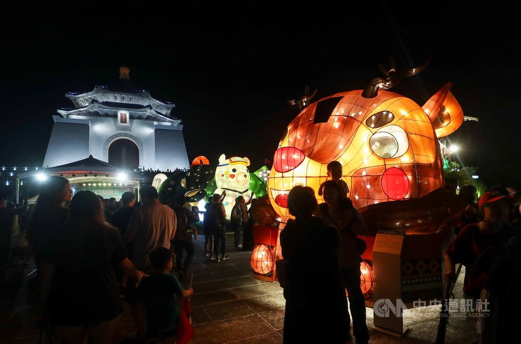 「10x10玩台北—2019國慶花車嘉年華」10日晚間在中正紀念堂民主大道正式揭幕,23輛主題花車齊聚,夜間配合燈光設計,呈現不同風貌。中央社記者裴禛攝 108年10月10日
