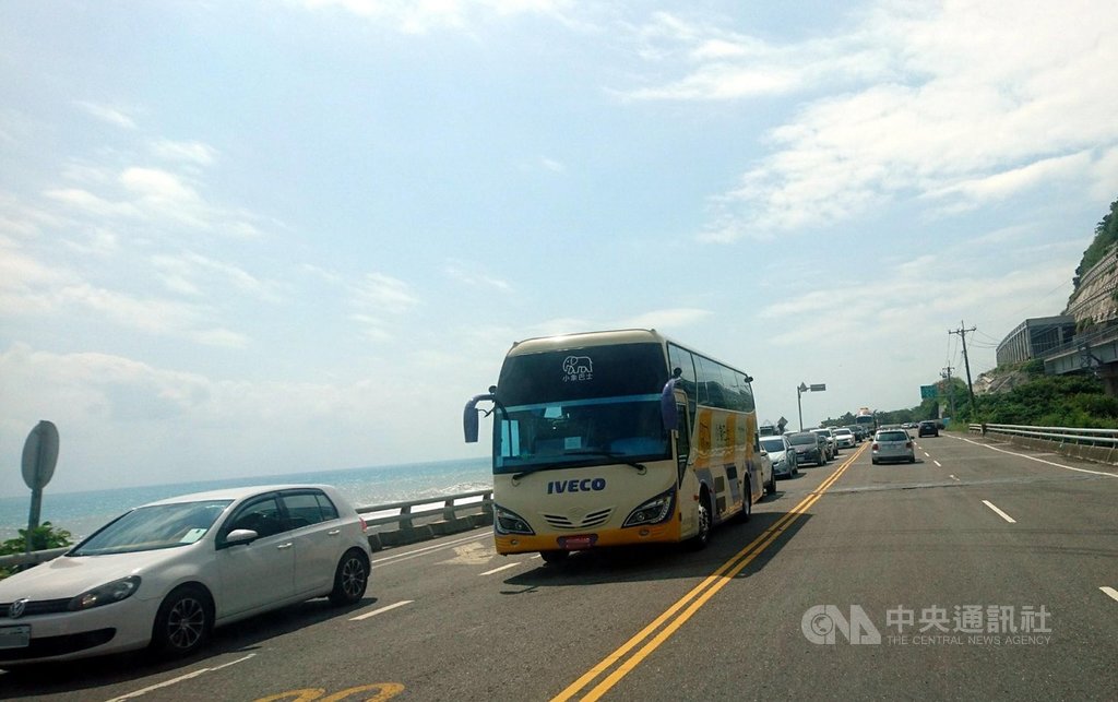 國慶連續假期首日,10日上午從高雄湧入台東遊客暴增,南迴公路大鳥到大武市區近2公里車流緩慢。圖為大鳥段。(陳姓民眾提供)中央社記者盧太城台東傳真 108年10月10日