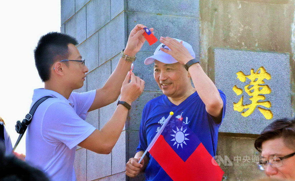 新北市長侯友宜(右)10日表示,國慶是否舉辦升旗典禮不必過度解讀。慶祝國慶最有意義的事,是平常多認真努力服務市民,讓新北市與台灣一天比一天好。中央社記者黃旭昇新北市攝 108年10月10日