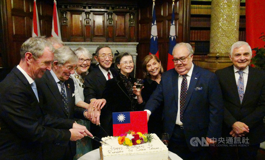 駐英國代表處9日晚間舉辦中華民國108年國慶酒會,駐英代表林永樂(右5)和與會嘉賓一同切國慶蛋糕。中央社記者戴雅真倫敦攝 108年10月10日