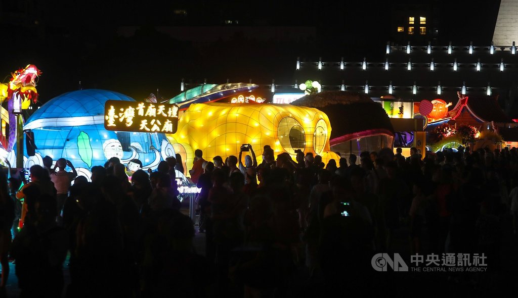 「10x10玩台北—2019國慶花車嘉年華」10日起正式登場,23輛主題花車齊聚中正紀念堂前廣場,晚間配合燈光設計,呈現與白日不同風情,吸引許多民眾造訪。中央社記者裴禛攝 108年10月10日