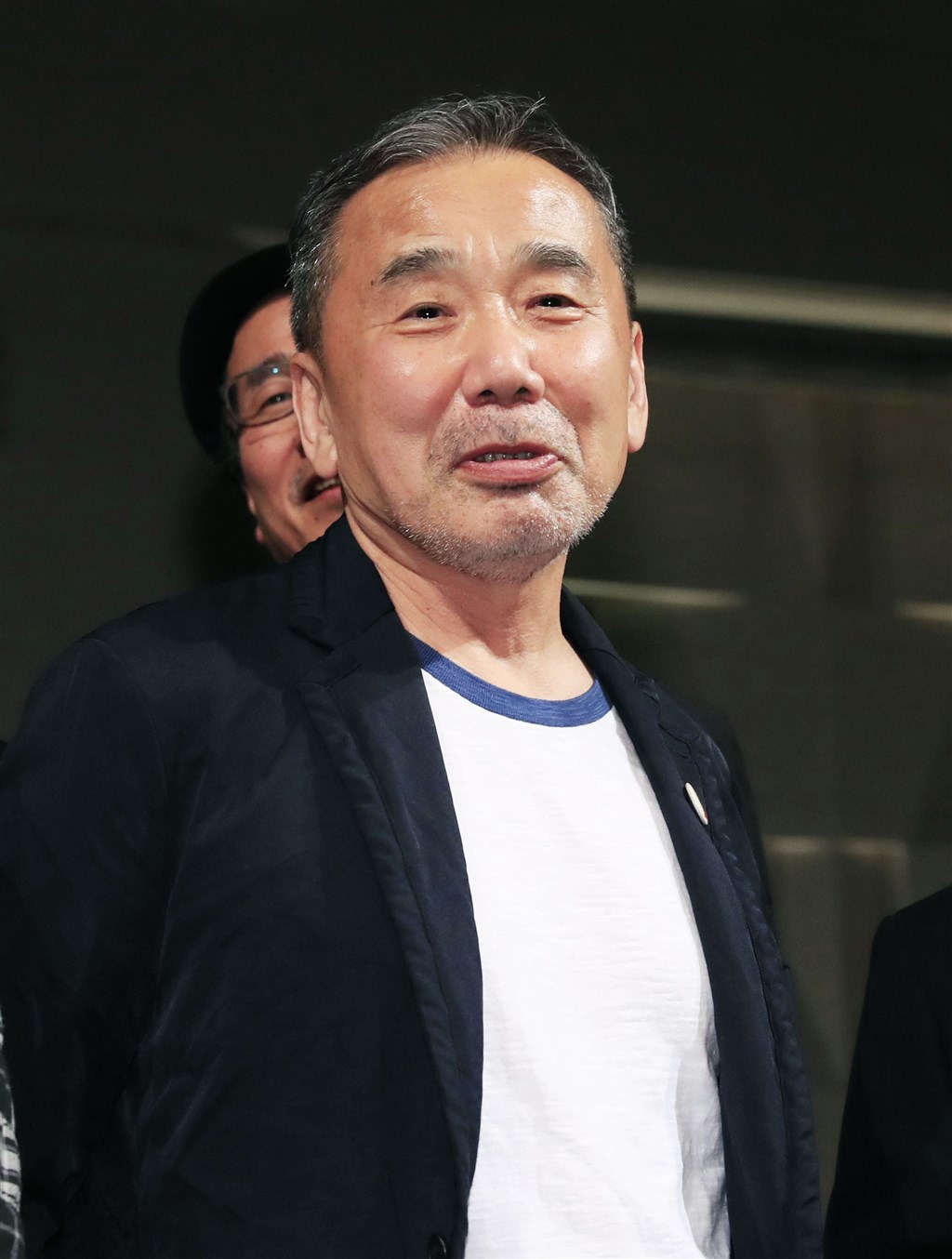 諾貝爾文學獎10日揭曉,村上春樹(前)再次陪榜,日本文學評論家川村湊認為,或許與石黑一雄已在2017年獲諾貝爾文學獎有關。(檔案照片/共同社提供)