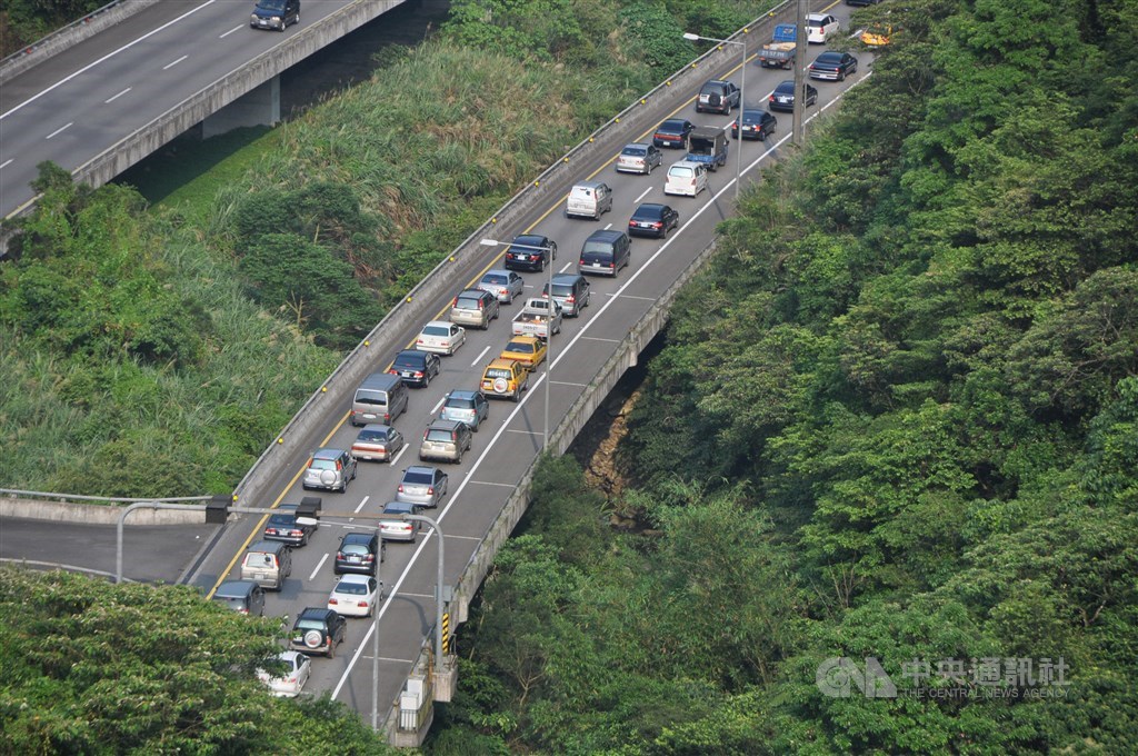 高速公路局預估,11日國道仍有6路段易塞車,主要集中在上午北部南下方向。(示意圖/中央社檔案照片)