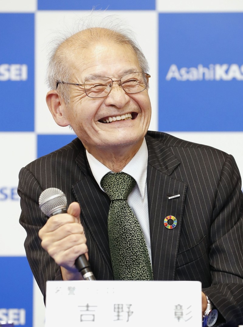 吉野說,開發鋰電池後起初3年完全賣不出去,精神上、肉體上壓力都很很大,但他覺得自己是幸運的人。(共同社提供)