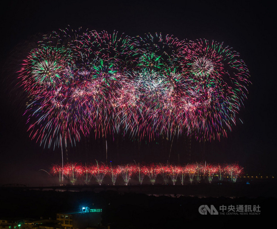 108年國慶焰火在屏東,10日晚間順利在屏東河濱公園上演精彩煙火秀,讓國慶夜更添繽紛,也吸引民眾攜家帶眷前往欣賞。中央社記者董俊志攝 108年10月10日