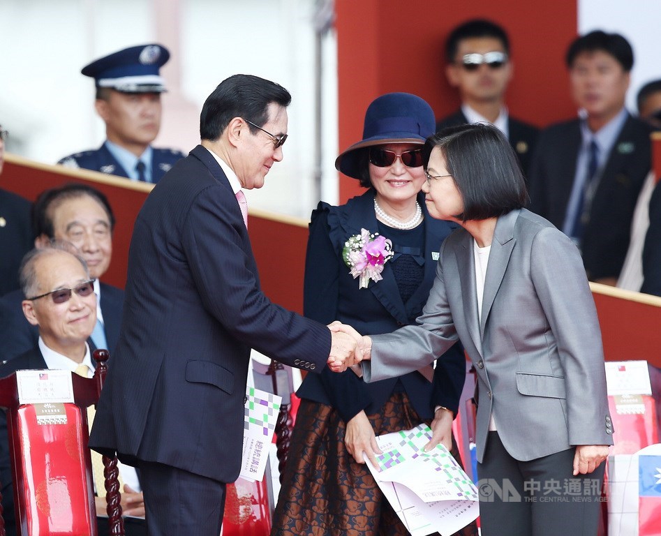 中華民國中樞暨各界慶祝108年國慶大會10日上午在總統府前廣場舉行,總統蔡英文(前右)、前總統馬英九(前左)出席,兩人握手致意。中央社記者郭日曉攝 108年10月10日