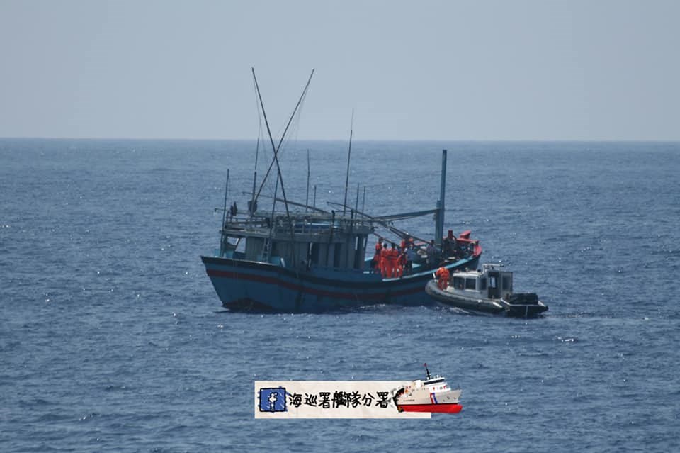 海委會海巡署艦隊分署高雄海巡隊PP-10026巡防艇及東部地區機動海巡隊花蓮艦,2日在鵝鑾鼻西南方127浬國內專屬經濟海域查獲越南籍漁船從事漁撈作業。(圖取自facebook.com/CGAFLB)