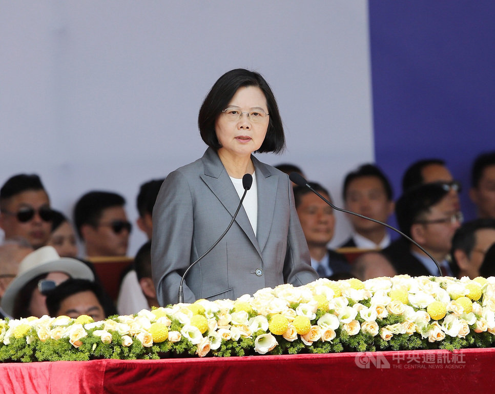 中華民國中樞暨各界慶祝108年國慶大會10日上午在總統府前廣場舉行,總統蔡英文(前)發表國慶談話表示,「『中華民國台灣』6個字,既不是藍色、也不是綠色,這就是整個社會最大的共識」。中央社記者郭日曉攝 108年10月10日