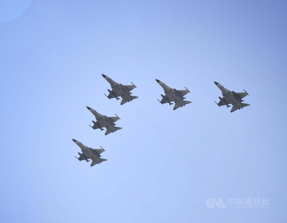 108年國慶大會10日登場,象徵國機國造的IDF經國號戰機編隊飛越總統府上空。中央社記者王飛華攝 108年10月10日