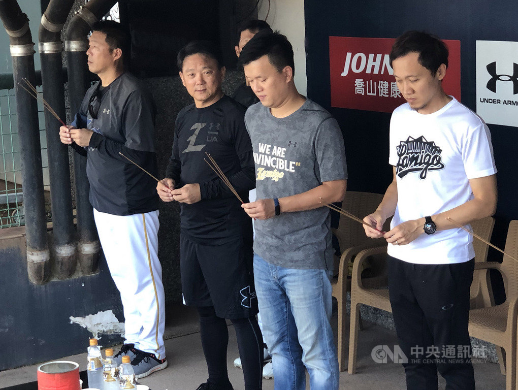 中職總冠軍賽12日起正式開打,同時也是Lamigo桃猿隊最後一次總冠軍賽。桃猿總教練洪一中(前左2)11日表示,面對短期賽,從明天開始,希望大家拿出自信心、使出吃奶的力氣全力搶勝」。中央社記者謝靜雯攝 108年10月11日
