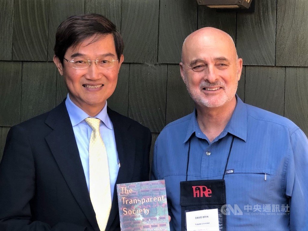 駐洛杉磯台北經濟文化辦事處長朱文祥(左)10日應邀出席「展望未來」研討會,與「透明社會」(The Transparent Society)一書作者布林(David Brin)合影。中央社記者林宏翰聖地牙哥攝 108年10月11日