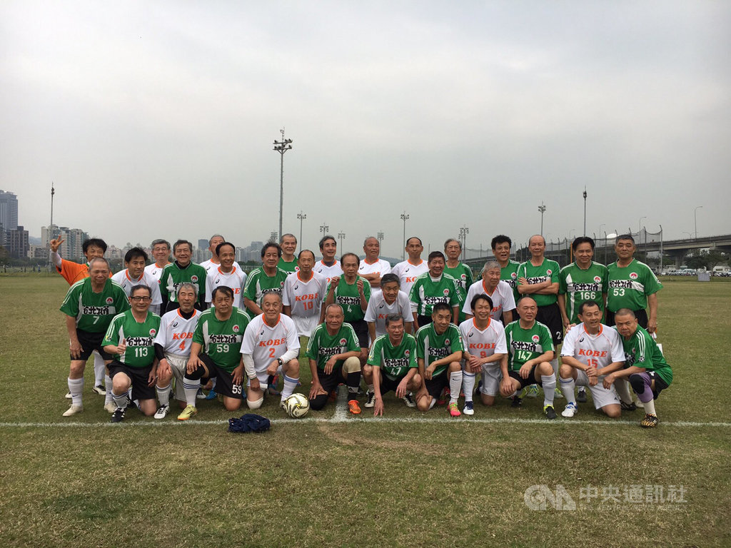 25名年紀超過70歲的銀髮族,23日將前往大阪參加70歲以上足球世界盃,他們多半來自成立61年的台北孔雀足球隊,球隊成員來自各行各業。(台北孔雀足球隊提供)中央社記者鄭景雯傳真 108年10月11日