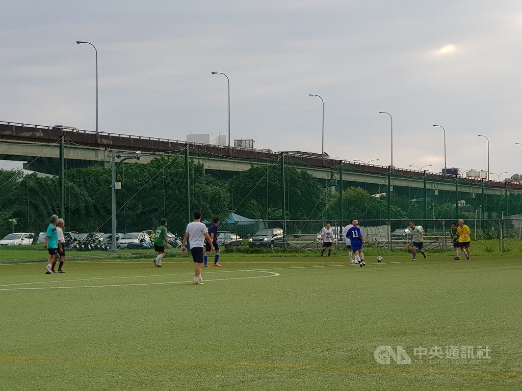 25名年紀超過70歲的銀髮族,23日將前往大阪參加70歲以上足球世界盃,球隊成員來自各行各業,他們笑說得了「球癌」,不踢球不爽快。中央社記者鄭景雯攝 108年10月11日