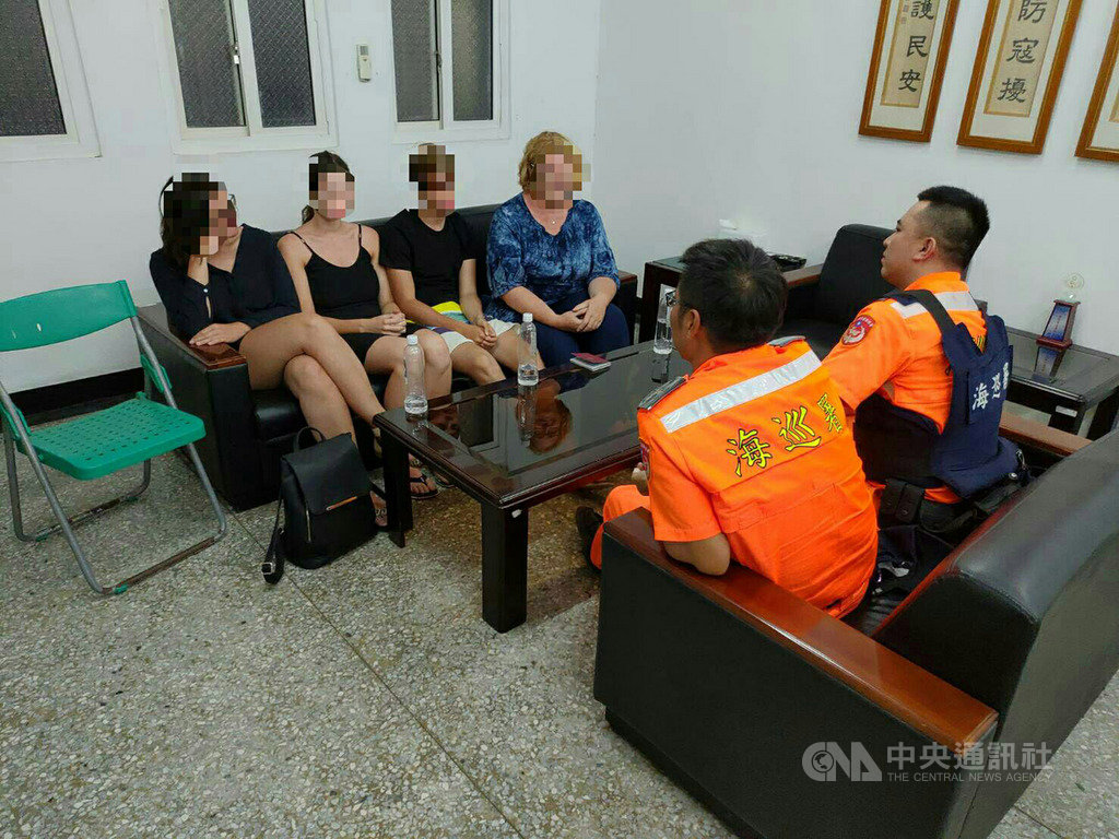 17歲的德籍少年10日在海裡觸摸、騷擾綠蠵龜,被民眾公布在網路社群,海巡署表示,德籍少年與家人來台自助旅遊,因不了解相關保育法規,導致觸法,依違反野生動物保育法,將他移送屏東地方法院偵辦。(海巡署提供)中央社記者郭芷瑄傳真 108年10月11日