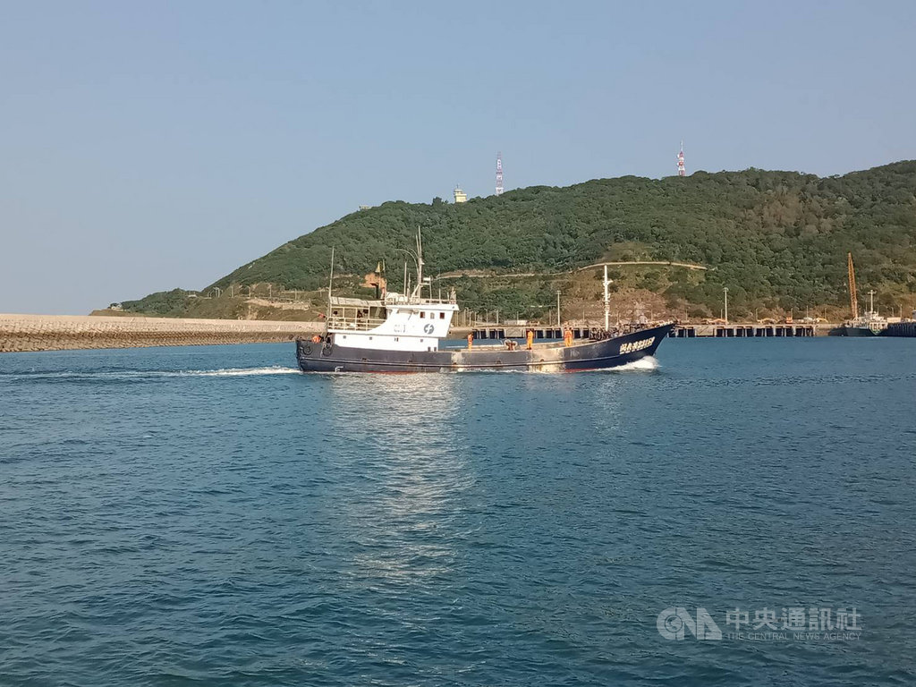 大陸籍「閩長漁23159號」越界作業並破壞本國籍漁船「雙發38號」網具,馬祖海巡隊強勢查扣,並協調雙方達成和解協議。(馬祖海巡隊提供)中央社 108年10月11日