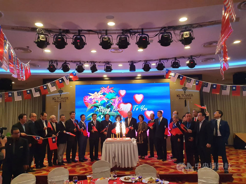馬台經貿協會9日晚間於吉隆坡地標吉隆坡塔舉行慶祝中華民國108年國慶晚會,除了馬台政商人士出席外,台北醫學大學參訪團也受邀參加,彼此都希望能提升未來雙邊經貿關係。中央社記者郭朝河吉隆坡攝 108年10月11日