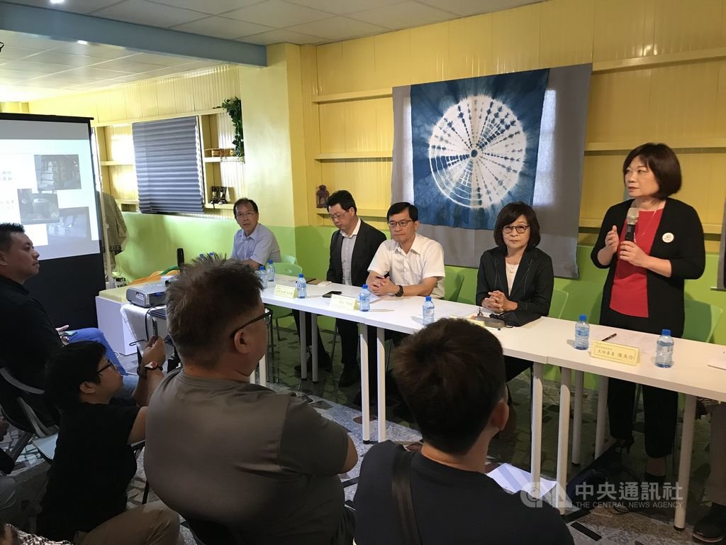 國發會主委陳美伶(右)11日到雲林縣與傳統產業座談,盼協助地方特色產業提升產能,針對每個產業對症下藥,找出新契機。中央社記者姜宜菁攝 108年10月11日