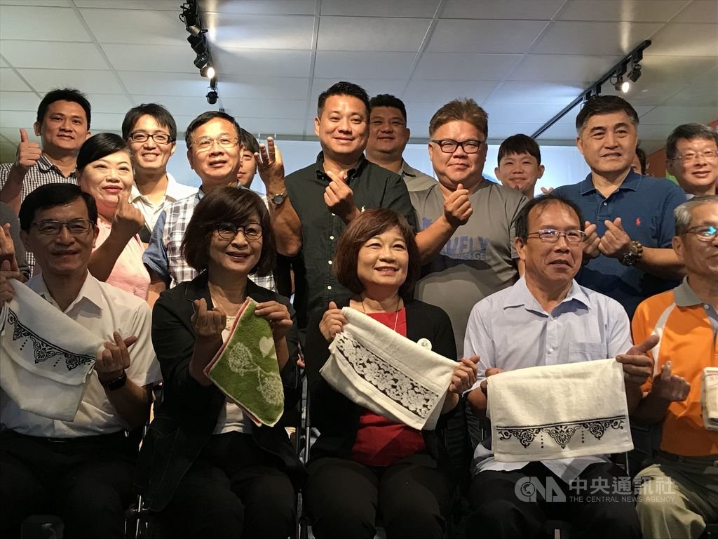 國發會主委陳美伶(前中)11日到雲林縣與傳統產業座談,聽取產業在實務上遇到的瓶頸,提供方針解決問題,希望協助地方特色產業提升產能,留住人才。中央社記者姜宜菁攝 108年10月11日