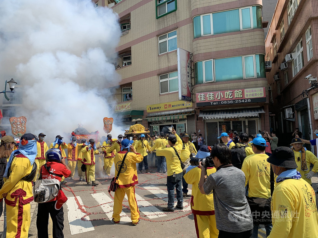 新港奉天宮媽祖跨海遶行馬祖11日在南竿天后宮起駕,沿路陣頭、龍頭花車、神轎車隊浩浩蕩蕩,所到之處鑼鼓喧天,爆竹齊鳴。(連江縣政府提供)中央社 108年10月11日