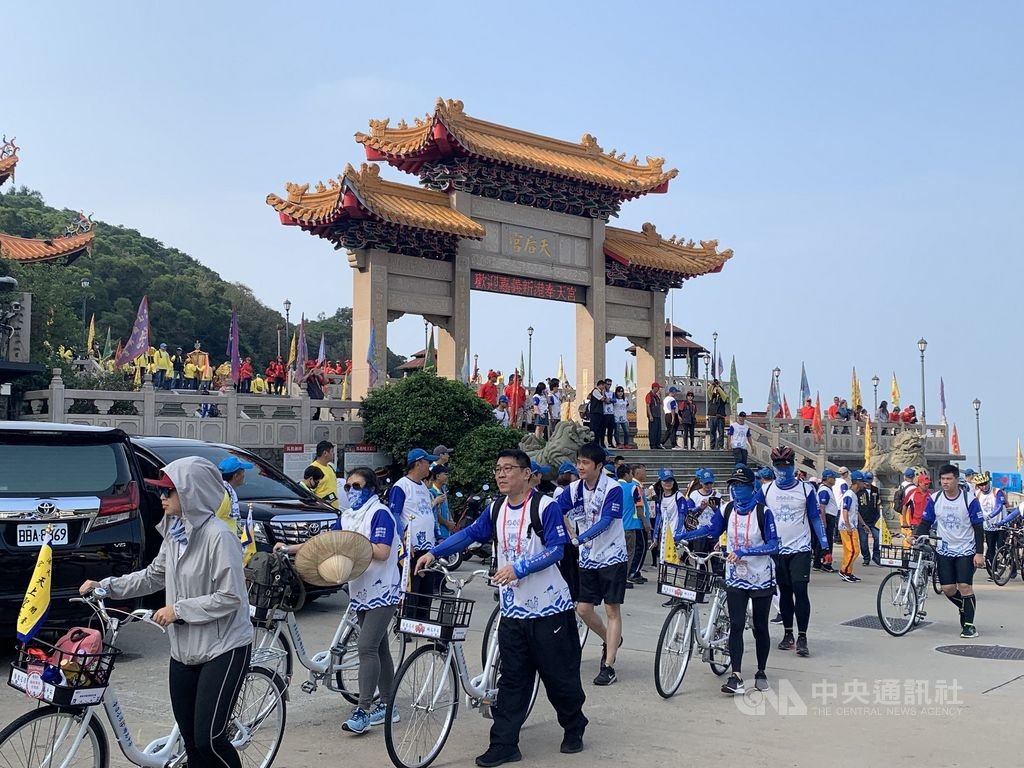 「馨護台灣‧騎島平安」嘉義新港奉天宮開台媽祖蒞台400年紀念馬祖巡禮11日上午在南竿天后宮起駕,沿路陣頭、神轎車隊浩浩蕩蕩,120名腳踏車隊隨駕。(連江縣政府提供)中央社 108年10月11日