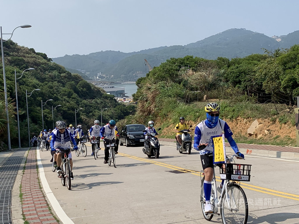 新港奉天宮媽祖跨海遶行馬祖11日在南竿天后宮起駕,120名腳踏車隊隨駕。(連江縣政府提供)中央社 108年10月11日