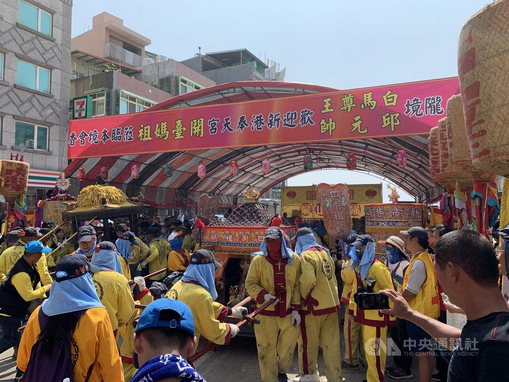 「馨護台灣‧騎島平安」嘉義新港奉天宮開台媽祖蒞台400年紀念馬祖巡禮11日上午在南竿天后宮起駕,所到之處鑼鼓喧天,爆竹齊鳴,巡行南竿9座宮廟會香,現場熱情沸騰。(連江縣政府提供)中央社 108年10月11日