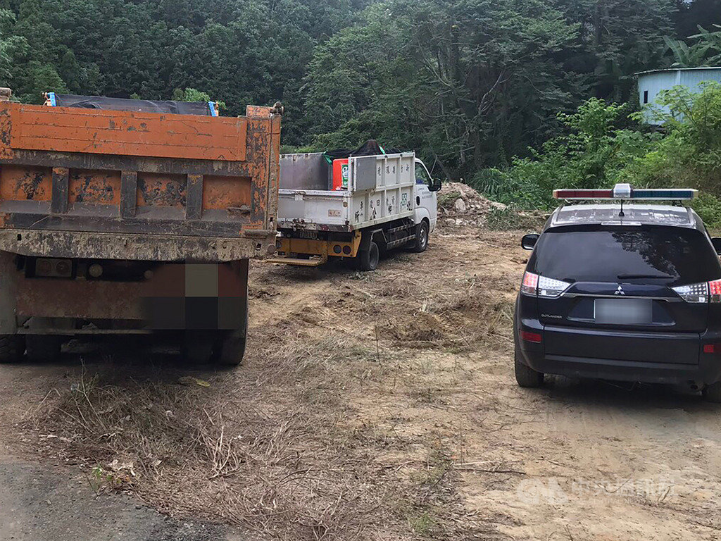 竹東警分局表示,日前獲報有貨車私載營建廢棄物往山區亂倒,警方通知相關單位組專案小組查緝,將載運廢棄物的黃姓司機當場逮捕,且追出幕後張姓業者,兩人11日訊後皆送辦。(翻攝畫面)中央社記者郭宣彣傳真 108年10月11日