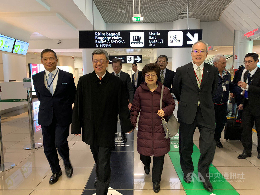 副總統陳建仁(左2)與夫人羅鳳蘋(右2)抵達羅馬機場,13日將參加教廷封聖典禮,並覲見教宗,邀請教宗來台。(駐教廷大使館提供)中央社記者黃雅詩羅馬傳真 108年10月11日