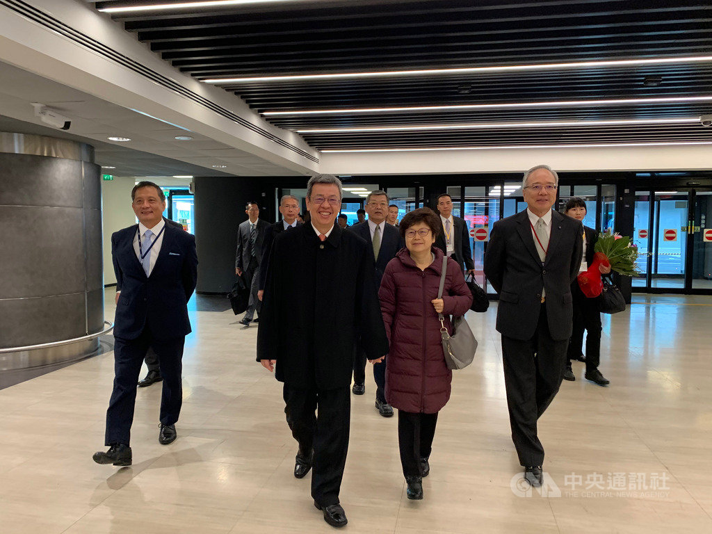 副總統陳建仁(左2)與夫人羅鳳蘋(右2)啟動聖德專案出訪教廷,今晨抵達羅馬機場,駐教廷大使李世明(右)、駐義代表李新穎(左)到場接機。(駐教廷大使館提供)中央社記者黃雅詩羅馬傳真 108年10月11日