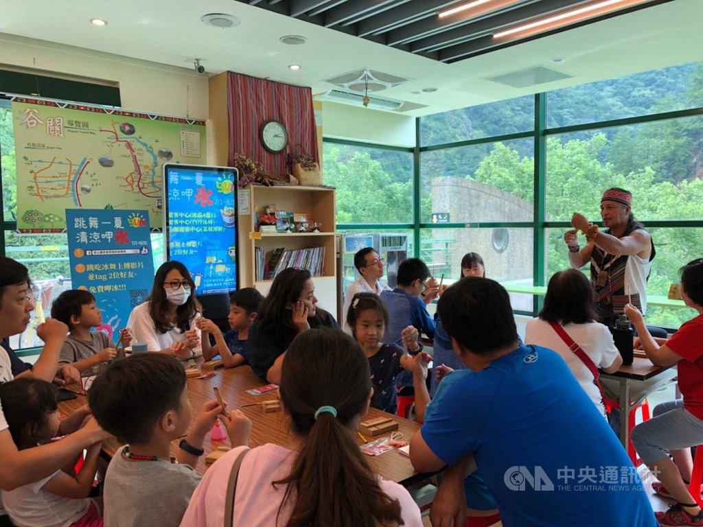泰雅族鄭保雄(後右)傳承泰雅口簧琴文化,並在國內許多部落開設課程,獲得第14屆原曙獎原住民有功人士傑出成就獎。(參山國家風景區管理處提供)中央社記者趙麗妍傳真 108年10月11日
