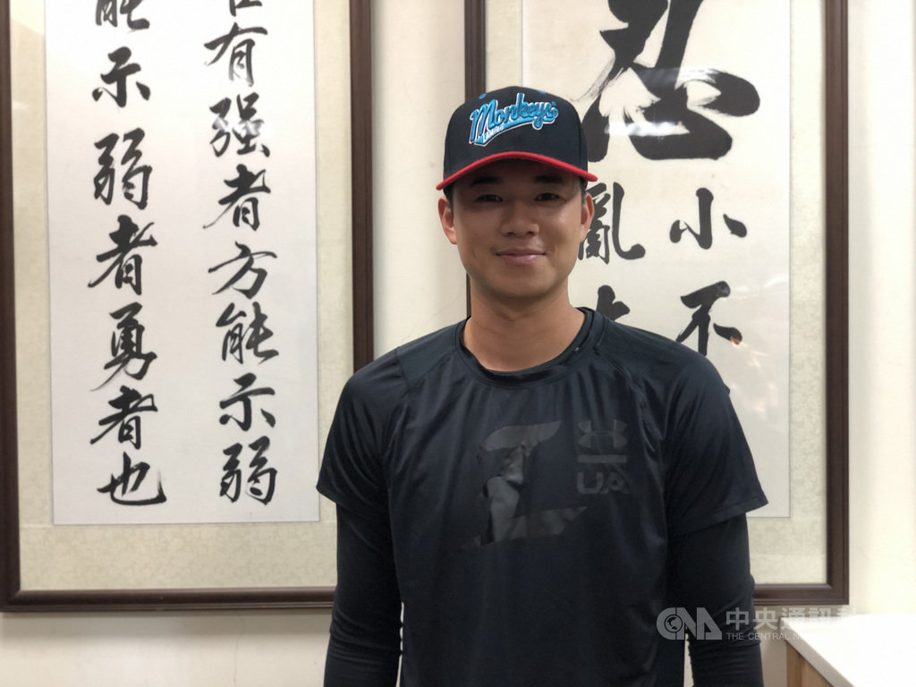 中職Lamigo桃猿隊投手黃子鵬(圖)球季間遇低潮期,在教練團幫助下調整好再出發,桃猿最後一次總冠軍賽,他希望有好表現,「當初是用桃猿這個隊名把我選入、讓我有機會開啟中職生涯,希望最後一次總冠軍賽,有完美的結果」。中央社記者謝靜雯攝 108年10月11日