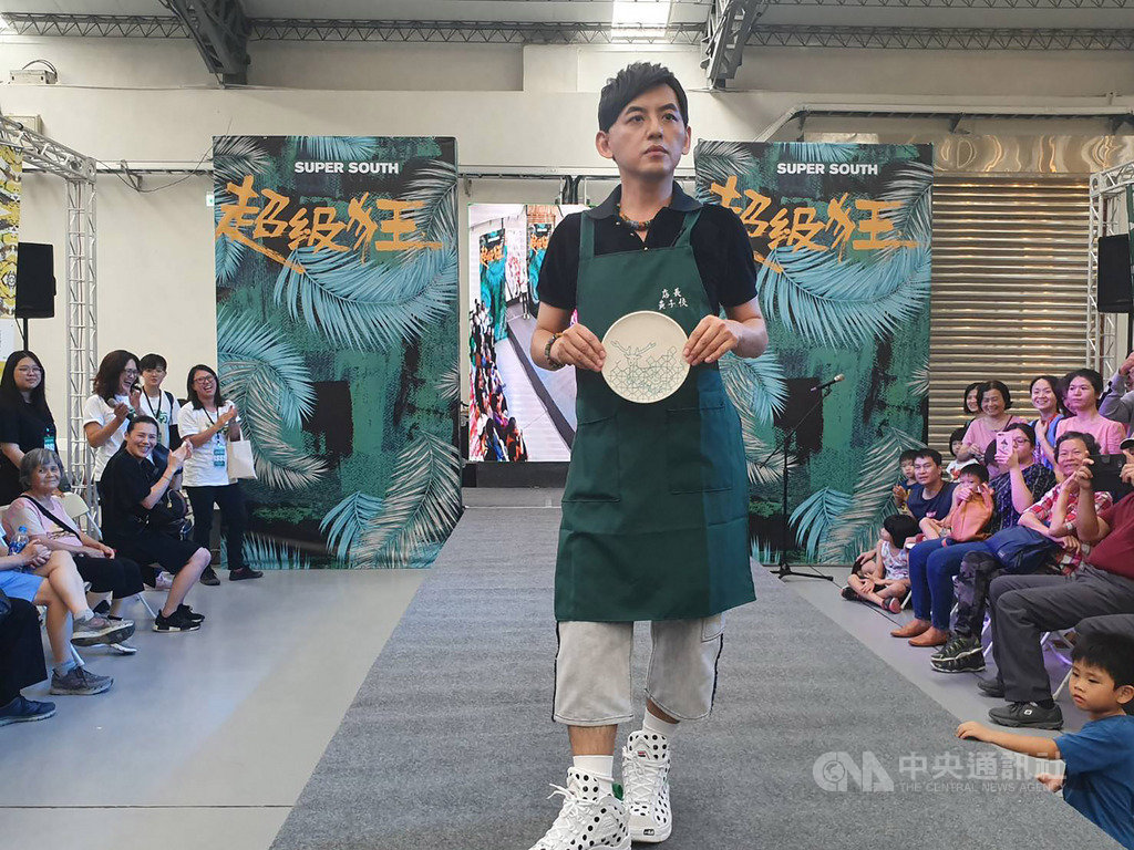 藝人黃子佼(中)11日應屏東縣政府邀請,到2019台灣設計展主展區擔任一日店長,帶領民眾參觀最具屏東味的設計超市,行銷屏東嚴選的文創好物。(屏東縣政府提供)中央社記者郭芷瑄傳真 108年10月11日