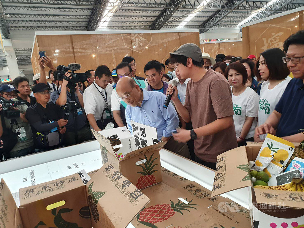 行政院長蘇貞昌(前右2藍色襯衫者)11日到屏東參觀2019台灣設計展,除參觀台糖縣民公園的主展區外,也參觀屏東菸葉廠的衛星展區,2個展區花了2個多小時觀賞。中央社記者郭芷瑄攝 108年10月11日