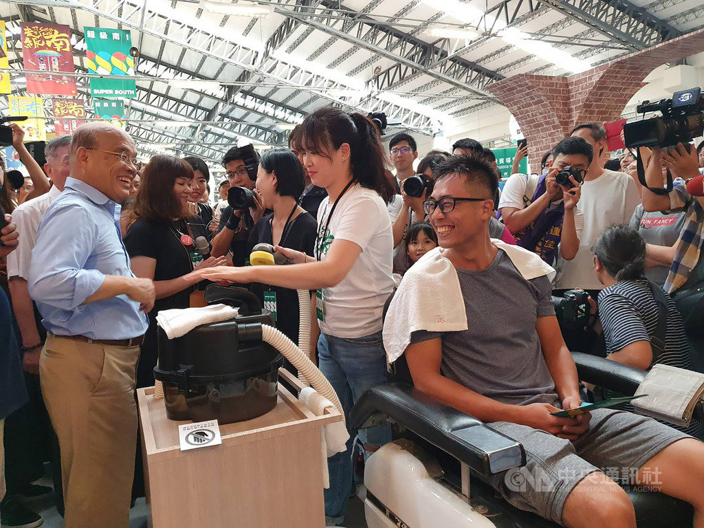 雙十國慶連假第2天,持續在屏東展出的2019台灣設計展11日也是人潮滿滿,行政院長蘇貞昌(左)也前往參觀,並與現場觀展民眾互動致意。中央社記者郭芷瑄攝 108年10月11日