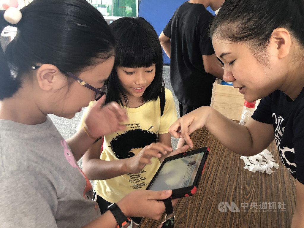 國立台灣科學教育館和金門縣政府合作舉辦科普活動,結合中華民國物理教育學會、陸軍官校科普團隊、台東大學科教中心等單位,9日起至11日間在金門縣賢庵國小舉辦營隊,盼啟發年輕學子對科學的興趣。(科教館提供)中央社記者陳至中傳真 108年10月11日