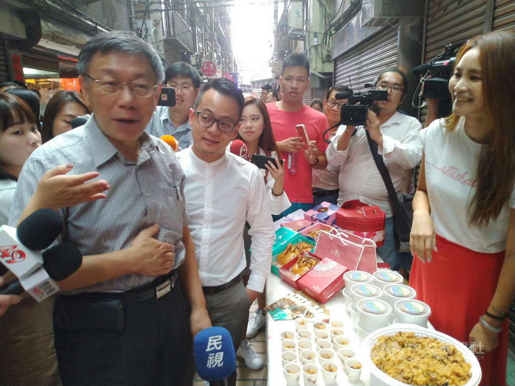 台灣民眾黨主席、台北市長柯文哲(左)11日下午在前行政院長賴清德姪子、無黨籍基隆市議員童子瑋(左2)陪同下,參訪基隆委託行的地方創生基地。(讀者提供)中央社記者沈如峰基隆傳真 108年10月11日