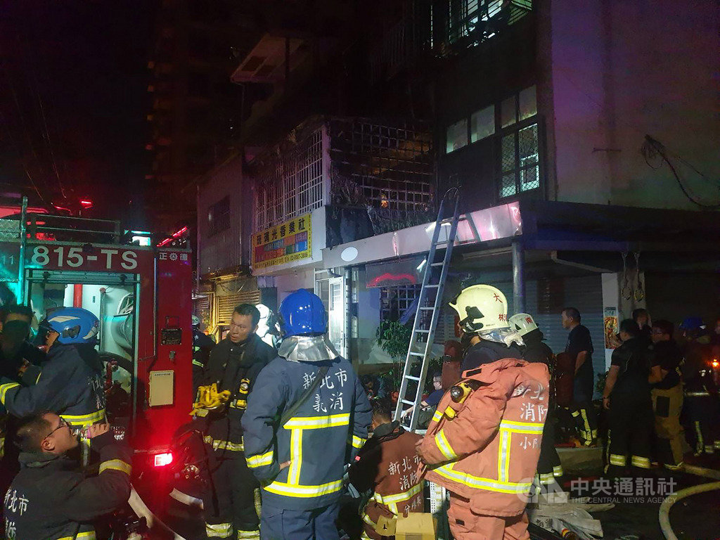 新北市板橋區一處民宅11日晚間約7時許發生火警,消防局獲報動員到場搶救,約半小時撲滅火勢,並在頂樓救出一名女子。(新北市消防局提供)中央社記者黃旭昇新北市傳真 108年10月11日