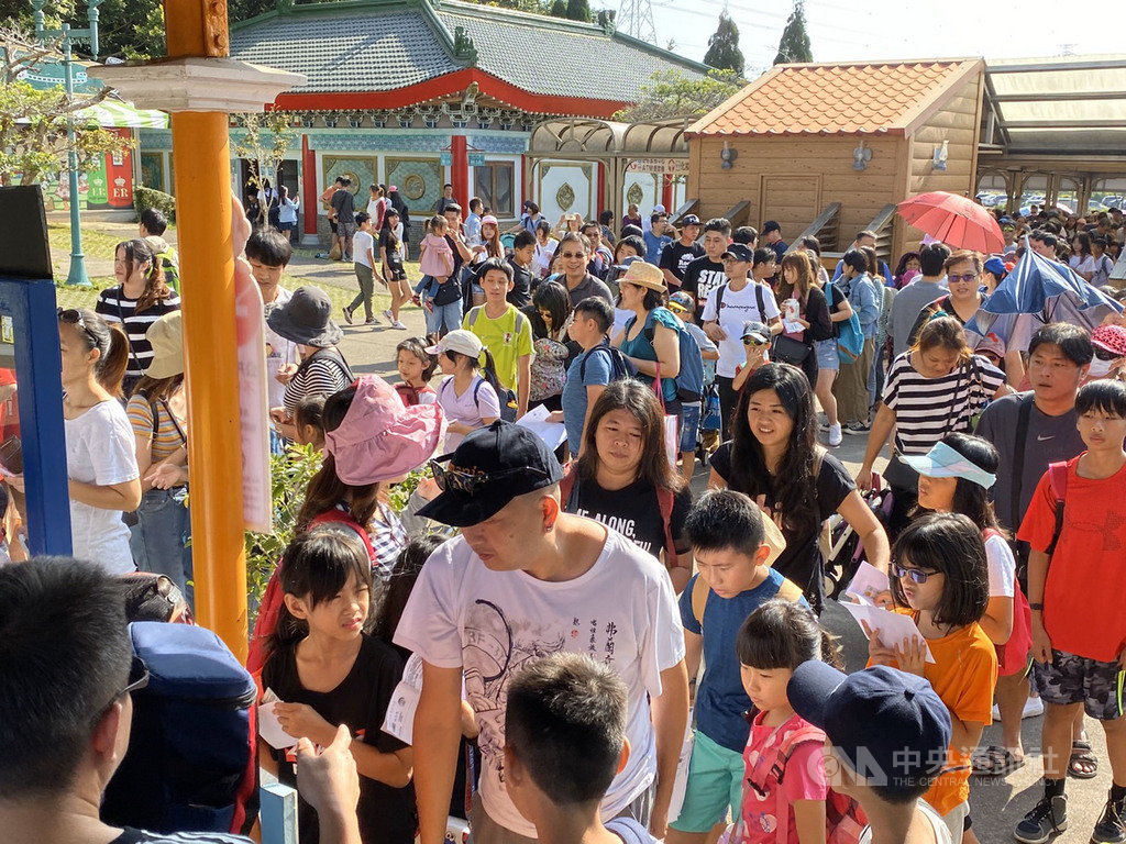 國慶連假第2天,新竹縣六福村主題遊樂園11日湧入大批遊客,各遊樂設施前大排長龍。(六福村提供)中央社記者郭宣彣新竹縣傳真 108年10月11日