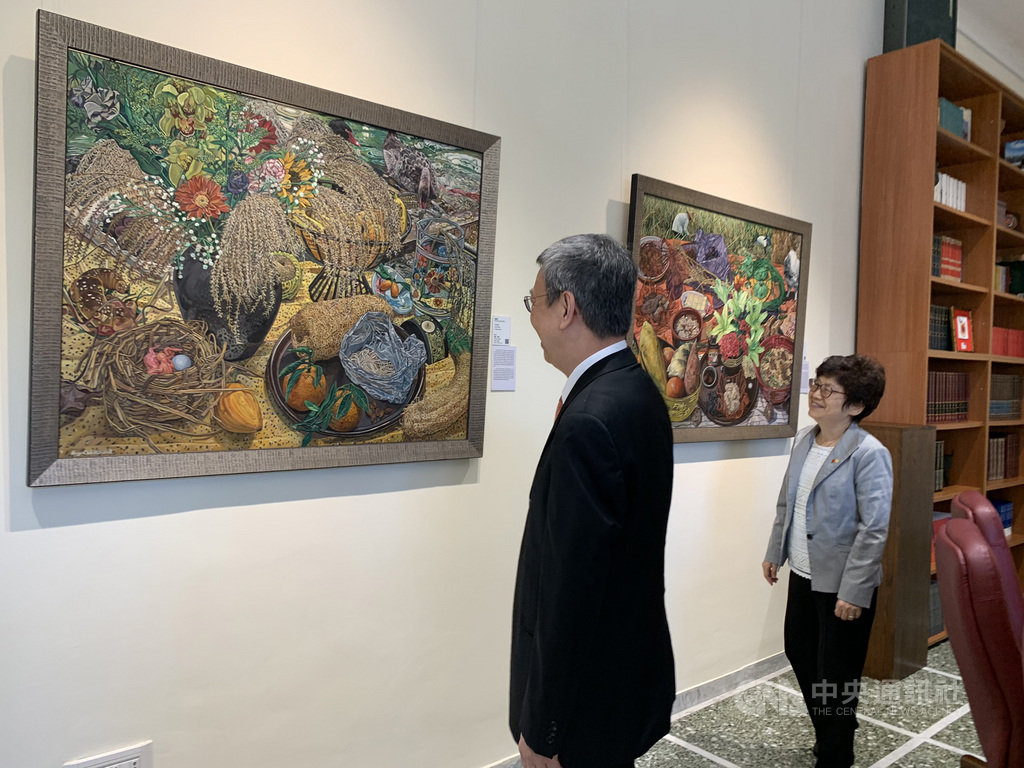 副總統陳建仁(左)與夫人羅鳳蘋(右)參觀中華民國駐教廷大使館「世界的光」台灣藝術展,覺得十分感動,圖中為畫家賀惠芝作品。中央社記者黃雅詩梵蒂岡攝 108年10月11日