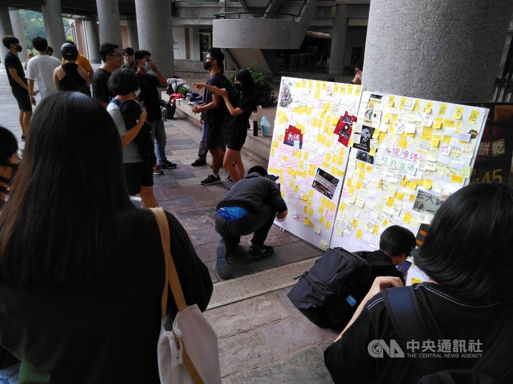大學校園撐港聲援活動,近百名港澳台同學戴上口罩,發揮創意蒙面挺港人,現場也設立連儂牆,供學生表達意見。(中央社檔案照片)