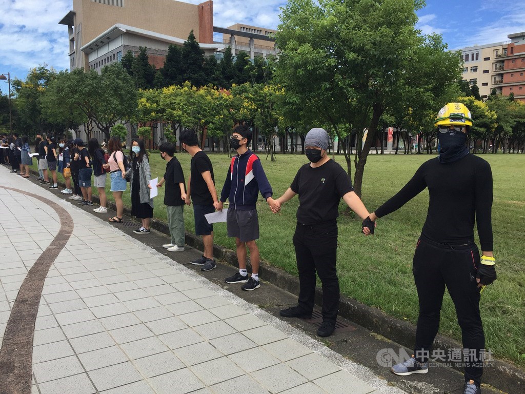 香港「反送中」示威者10日1日在當地發起多場抗議遊行,身在台灣大專院校的港生們也紛紛跨海響應,台北大學有港、台學生牽手齊唱「願榮光歸香港」,為香港加油。(中央社檔案照片)
