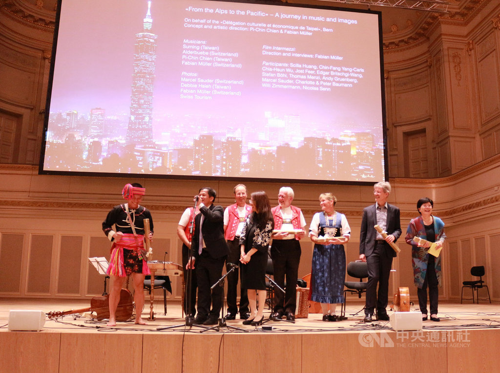 駐瑞士代表處10日晚間在伯恩市舉辦雙十國慶音樂會,駐瑞士代表黃偉峰(講話者)上台介紹舒米恩(左)、旅瑞音樂家及樂團等。(駐瑞士代表處提供)中央社記者唐佩君布魯塞爾傳真 108年10月11日