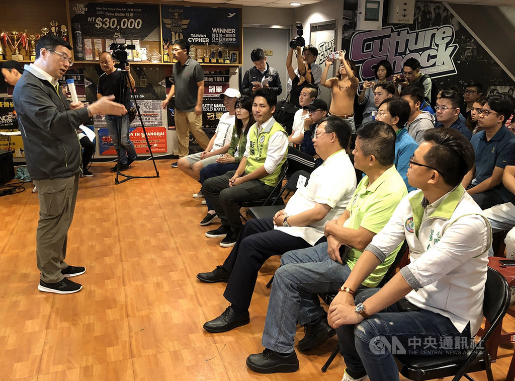 民進黨主席卓榮泰(左)11日下午前往桃園市多個選區,為黨籍立委提名人加油打氣,他並說,桃園市長鄭文燦(坐者前排右3)的施政與服務有目共睹,因此民進黨對桃園立委選情充滿信心。中央社記者邱俊欽桃園攝 108年10月11日