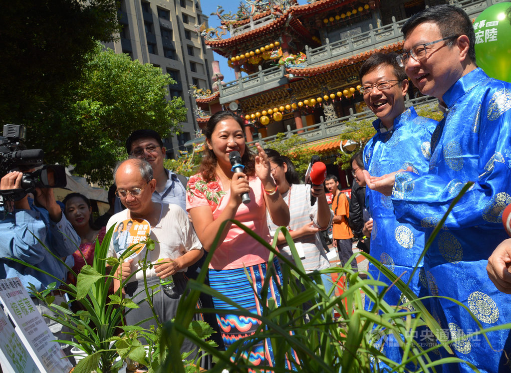 民進黨婦女部11日在新北市板橋農村公園舉辦新住民市集,民進黨主席卓榮泰(右起)、立委張宏陸到場,在各攤位體驗東南亞文化。中央社記者黃旭昇新北攝 108年10月11日
