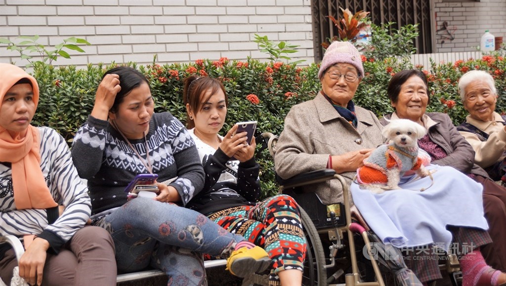 長照家庭多可看見移工身影。(中央社檔案照片)