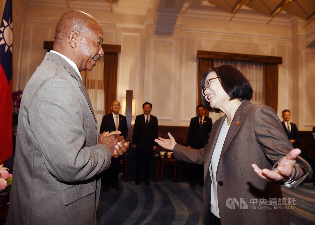 總統蔡英文(前右)11日接見聖克里斯多福及尼維斯國會議長柏金斯(Anthony Michael Perkins)(前左),感謝克國政府團隊在很多重要國際場合為台灣仗義執言,盼未來在建設、教育、醫療等各個領域,雙方都有更深入的合作。中央社記者施宗暉攝 108年10月11日