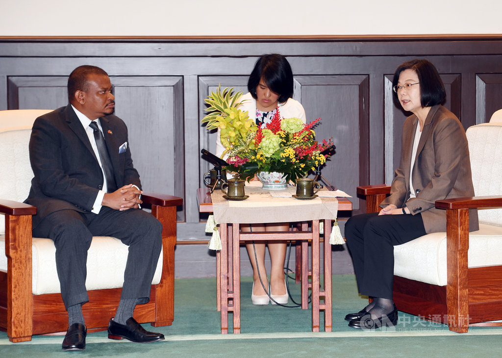 總統蔡英文(右)11日上午在總統府接見貝里斯副總理兼教育部長法博(Patrick Faber)(左),蔡總統表示,回顧30年來的邦誼,感謝貝里斯的支持與情誼,期望兩國繼續加深夥伴關係、攜手成長。中央社記者施宗暉攝 108年10月11日