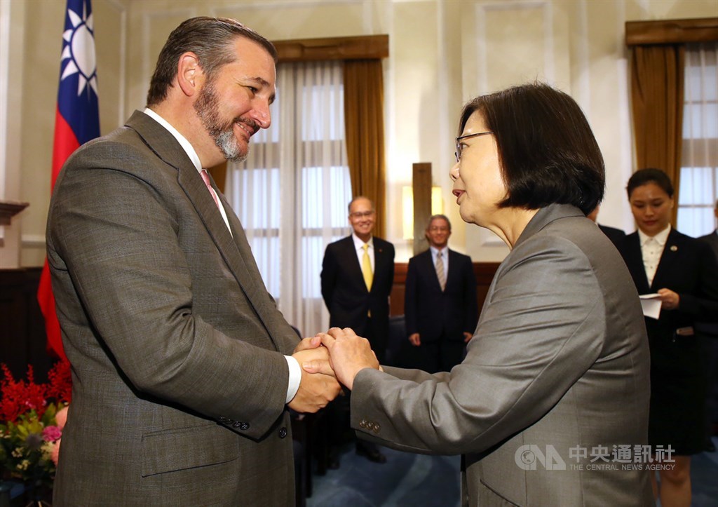 總統蔡英文(前右)10日在總統府,接見美國聯邦參議院外交委員會成員克魯茲(Ted Cruz)(左),克魯茲也是近35年來,首名來台出席國慶活動的美國聯邦參議員。中央社記者鄭傑文攝 108年10月10日