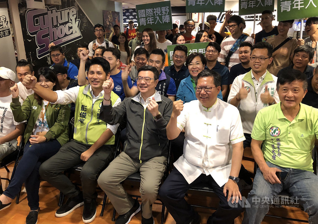 民進黨主席卓榮泰(前右3)11日走訪桃園市,為多名黨籍立委參選人加油打氣;抵達第一站時,卓榮泰並與現場年輕朋友合影,展現親和力。前右2為桃園市長鄭文燦。中央社記者邱俊欽桃園攝 108年10月11日