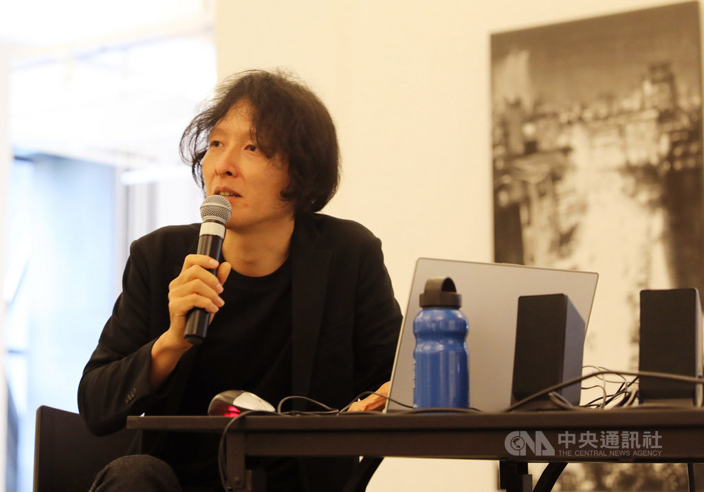 新加坡「盛放台灣—台灣當代藝術展」共有25位台灣藝術家參展,展現台灣當代藝術家生命力。圖為藝術家林葆靈與觀展藝文界人士分享創作風格與靈感。中央社記者黃自強新加坡攝 108年10月11日